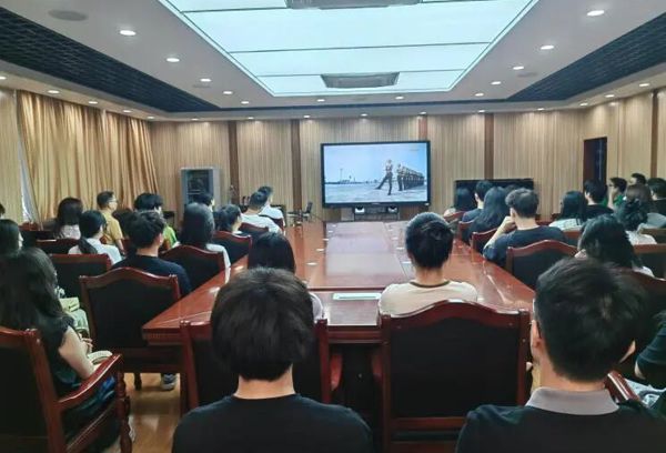 公司组织师生集中观看纪念中国人民抗日战争暨世界反法西斯战争胜利80周年大会